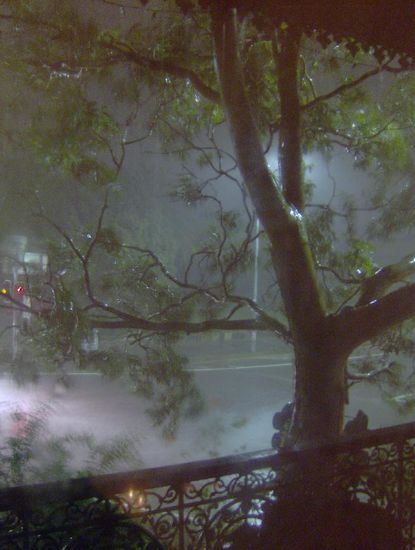 Regenschauer in der Nacht. Blick von unserem Balkon.
