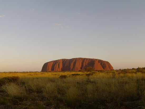 Sonnenuntergang
Der Uluru [/ulu&amp;#635;u/], auch Ayers Rock, ist ein großer Inselberg aus Sandstein in der zentralaustralischen Wüste.Er ist etwa 3,0 km lang, bis zu 2,0 km breit und hat einen Umfang von rund 10 km. Der Gipfel befindet sich auf einer absoluten Höhe von 869 m.
http://de.wikipedia.org/wiki/Uluru