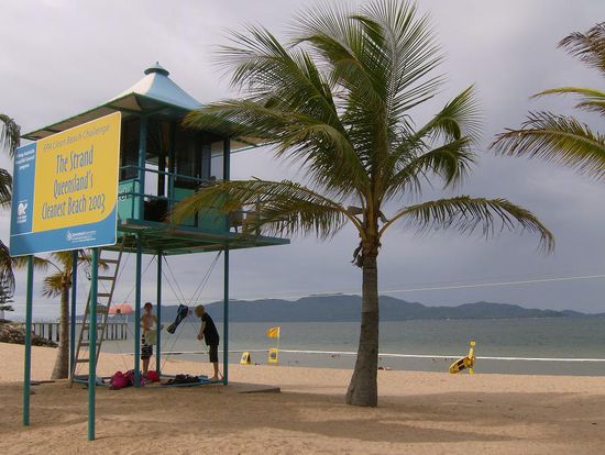 The Strand...doch Achtung vor den Quallen!  Die weisse Umrandung im Wasser ist ein Qualensicherheitsnetz.