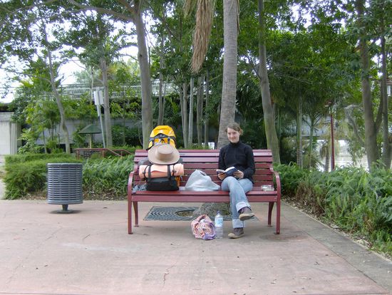 ...okay, hier arbeite ich nicht wirklich...
Ihr seht mich hier in Rockhampton auf einer schoenen Parkbank sitzen und in meinem Australienbuch schmoekern.
In Rockhamton hatte ich insgesamt 29 Stunden Aufenhalt, bevor es dann nach Emerald ging. (kein Panik! die 29 Stunden habe ich nicht nur auf der Bank verbracht  )