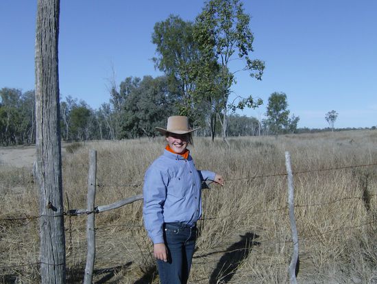 Das hier war (und ist) meinen erster Job: Gatter oeffnen. Und glaubt mir, davon gibt es hier viele... und nein! keines gleicht dem anderen... Inzwischen bin ich Gatteroeffnungsexpertin. Hier seht ihr mich mit meinem *hass* Gatter (extrem kompliziert, nicht zu beschreiben, versteht man nicht, muss man einfach oeffnen... )