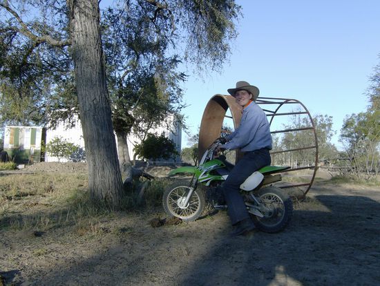 So Leute! das ist mein kleines gruenes Pony Suzuki... 
Als Deanne und Ich noch unsere Rinder zu versorgen hatten, stand Bug (mein Pferd hier) dort. Bei Ians Rindern waren also nur 2 Pferdchen fuer 3 Personen und da ich seit der Trainigsfarm und dank meiner 3 jahrigen Mofaausbildung auch fit im cross-sattel bin, hab ich die Rinder mit Suzuki eingetrieben... hehe