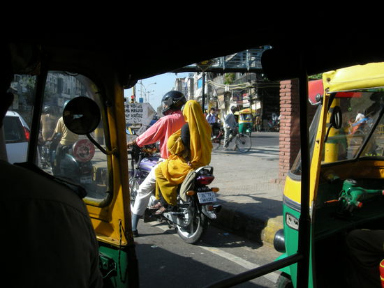 Die Strassen Delhis von einer Rikscha aus. Und wenn man genau hinschaut, mit Baby auf dem Motorrad!