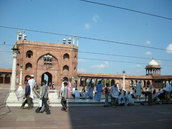 Muslims am Waschen in der groessten Moschee Indiens, der Jama Majid.