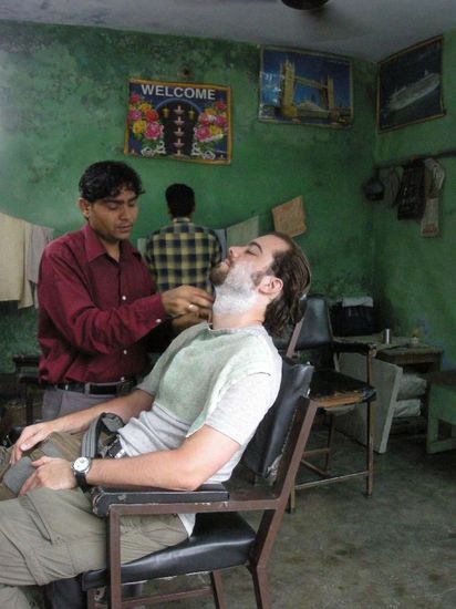 Tobi im indischen Barbershop...