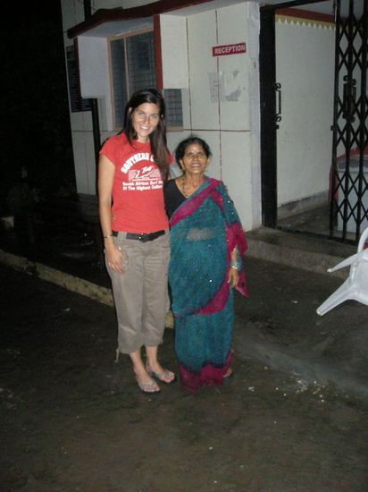 Mit Mama G vor ihrem Swiss Cottage...