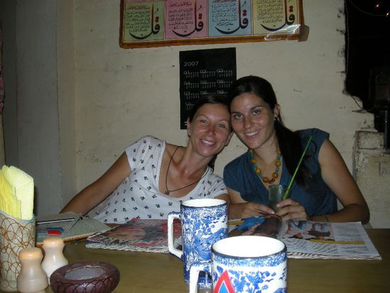 In unserem Lieblingsrestaurant in Agra. Zum Zeitvertreib gab es indische Zeitschriften!