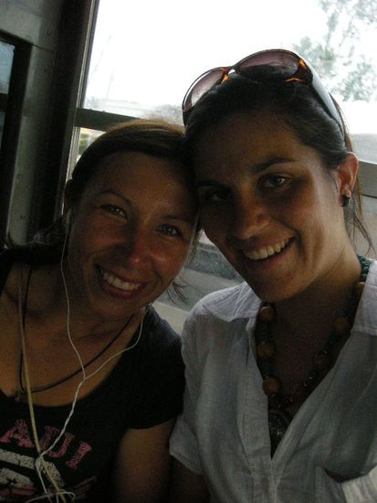 Im Bus nach Jaipur, die besten Plaetze in der Fuehrerkabine (wir super gluecklich!)...