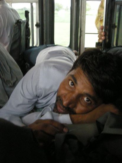 ...und Fleur hat sich nen Schatz angelacht (absoluter Hundeblick, und das zu Fleurs Fuessen )