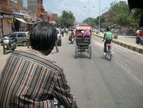 Blick ueber die Schulter unseres Fahrradrikschafahrers!