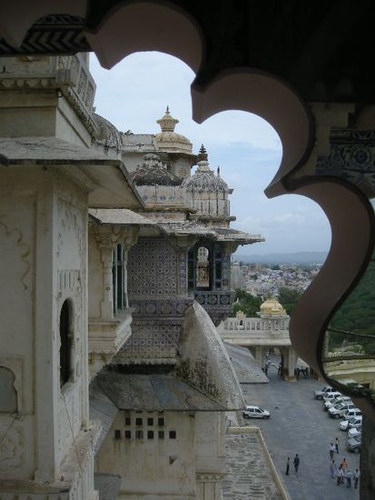 Blick aus den Fenstern des City Palace in Udaipur...