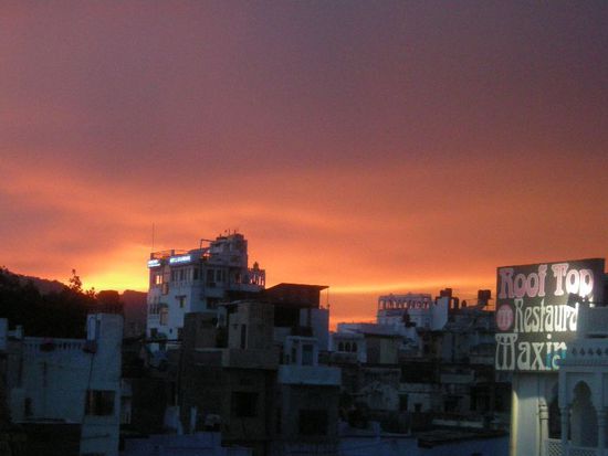 Sonnenuntergang zum ersten... Ueber den Daechern Udaipurs...