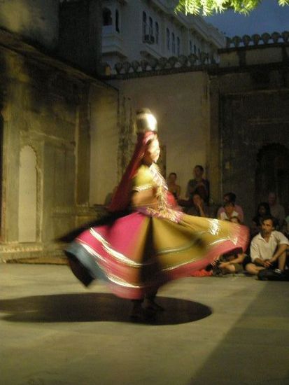Traditionelle Tanzshow (leider sieht man das Feuer in der Schale nicht...)
