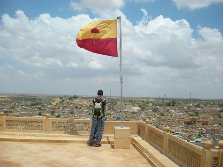 Fleur auf dem Fort unter der Fahne Jaisalmers