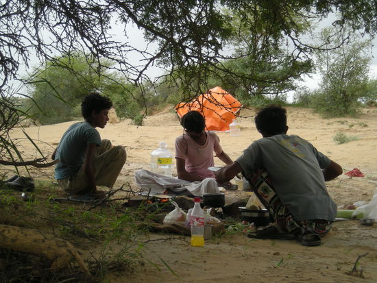 Khan, Jotho und Sacte beim Kochen in ihrer Wuestenkueche!
