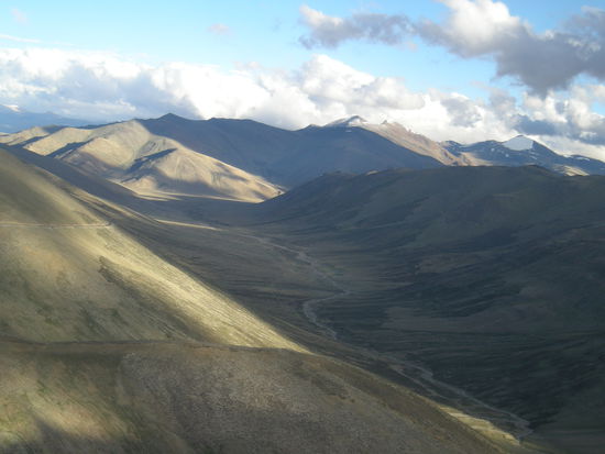 Auf der Fahrt von Manali nach Leh. Die Fahrt war heftig, aber solche Aussichten entschaedigten fuer alles...