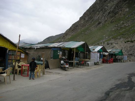 Waehrend einer der Stops in den Bergen zur Passkontrolle