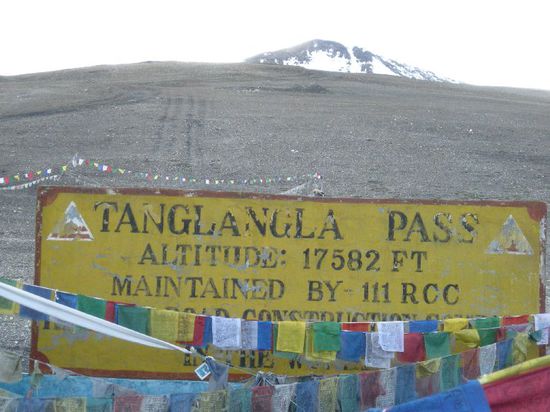 Auf dem Tanglanga Pass, der zweithoechste Pass der Welt...
