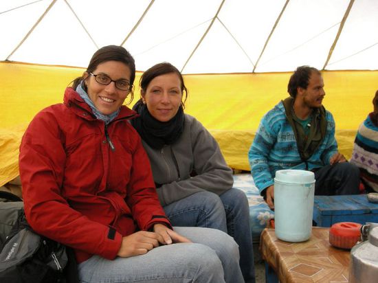 Mittagspause auf halbem Weg nach 10 Stunden Fahrt... Durchfroren und muede...