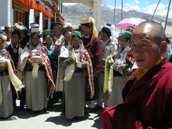 Moenche und traditionelle Ladhakis am Festival in Shey.