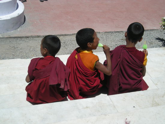 Auch Shey: Kindermoenche beim Eis schlappern...