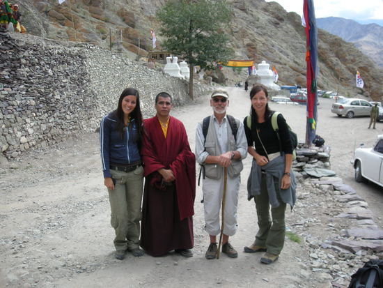 In Hemis: Mit unserem Schatz Lodo und dem Schatten, den wir schlussendlich abgehaengt haben...