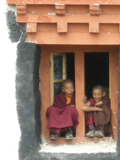 Kleine freche Moenche in einem Fenster im Kloster von Hemis. Sie juxten die Leute, indem sie Steine in die Menge runterwarfen. Die Freude, die sie dabei hatten, kann man in den Gesichtern lesen...