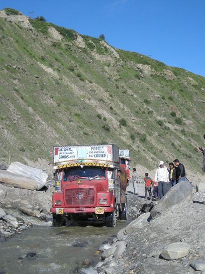 Auf dem Rueckweg von Leh nach Manali war die Strasse teilweise vom Regen ueberflutet...