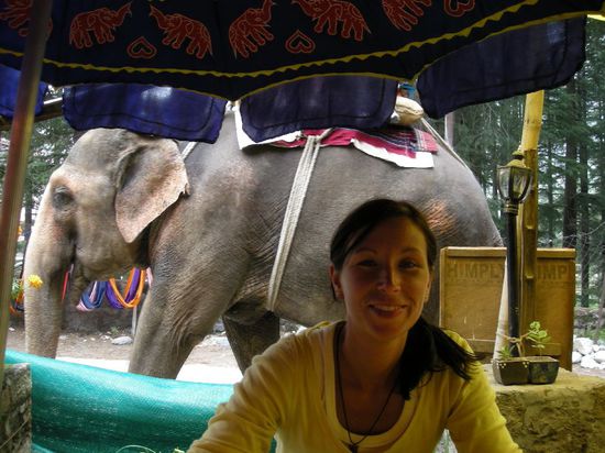 Fleur beim Chai trinken (das ist nicht ihr Popo, der vom vielen Essen angewachsen ist, das ist ein Elefant... 