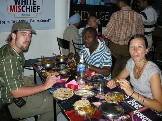 Mit Mayor und Tobi beim Abendessen, wir waren die einzigen Frauen im ganzen Lokal...