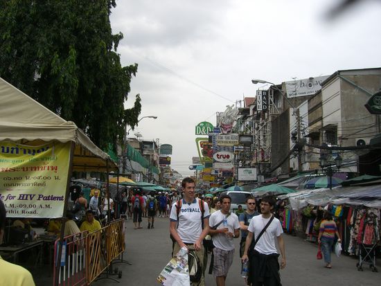 Alex vor der beruehmten Khao San Road in Bangkok