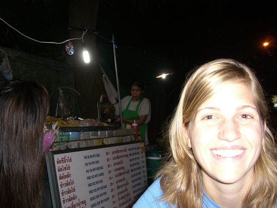 Chrissi beim Abendessen auf der Strasse an einer Garkueche