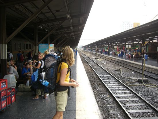 mit vollem Gepaeck am Bahnhof in Bangkok