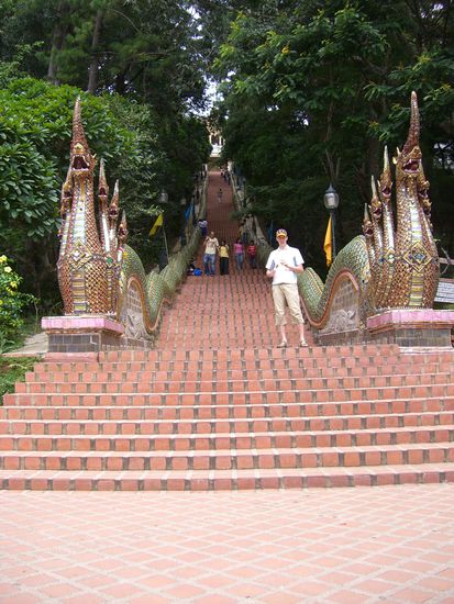 Wir mussten uns sportlich betaetigen, da gings hoch zum Tempel