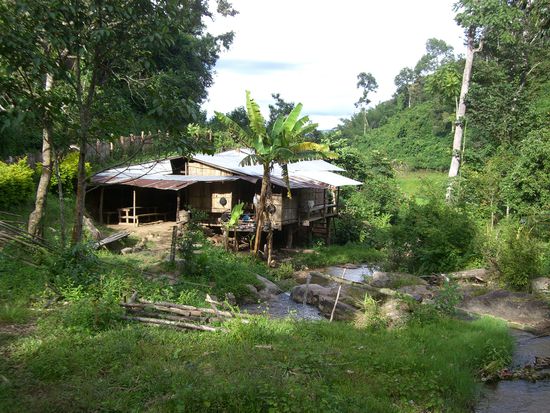 Unsere Unterkunft in der ersten Nacht. Vorne sieht man auch unsere Dusche