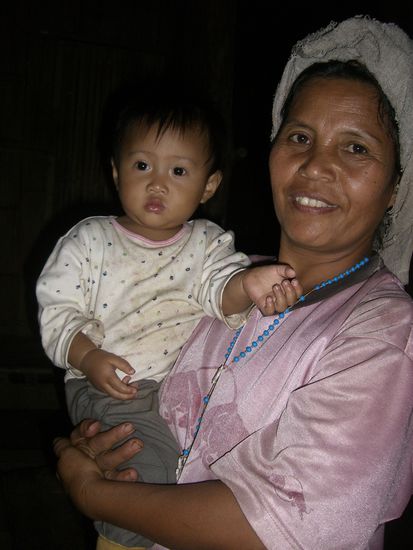 Ein kleiner Khare und seine Oma