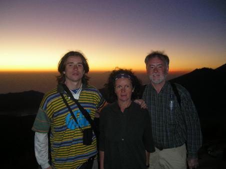 Muede aber Gluecklich beim "Slippers Walk" auf den Mount Beratu in Bali