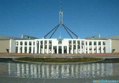 das Parlament von Canberra. Futuristischer Bau auf Grashuegel mitten in der Stadt.