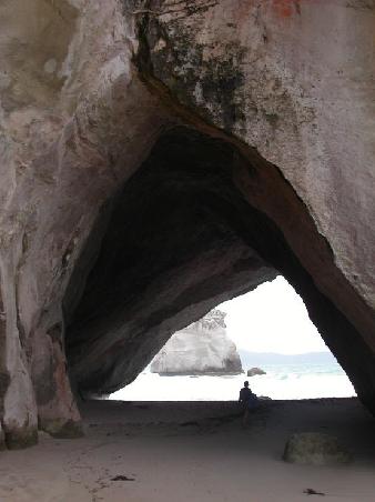 Cathedral Cove in Hahei Beach. Schoener ruhigerer Strand mit Blick auf tolle Steinformationen und Inseln.