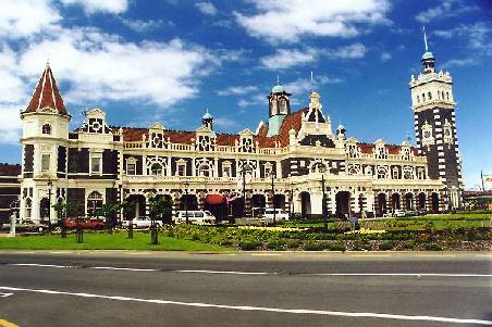 Dunedin Bahnhof in fuer die Stadt typischer Architektur.