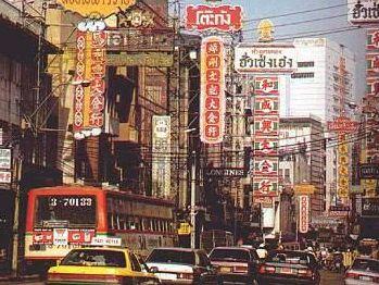 Chinatown. Sehr viele Geschaefte wo man alles finden kann.