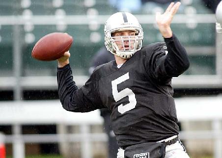 gute action und ca.40000 zuschauer beim verregneten Footballmatch Oakland gegen Jacksonville.