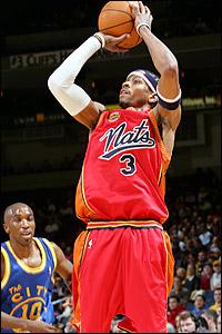 Klasse Spiel bei Golden State gegen Philadelphia mit vielen krachenden Dunks. Im Bild der überragende Alan Iverson.