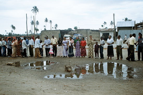 Warten vor der Kirche