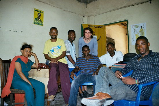 Besuch im Buero des Kulturvereins zur Unterstuetzung taubstummer Menschen in Tansania (rechts vorne mein guter Freund Habibu)