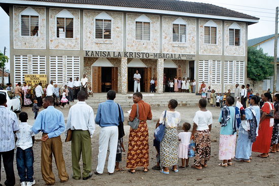 Grosses jeder mit jedem Haendeschuetteln nach dem Gottesdienst...