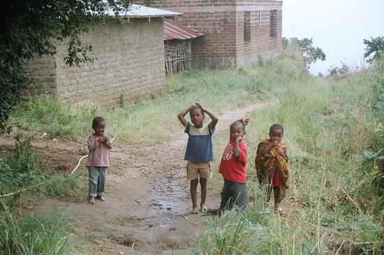 Kinder in den Bergen von Morogoro..