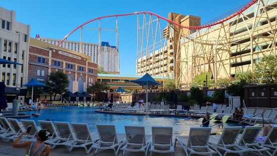 Achterbahn über dem Hotelpool im New York New York