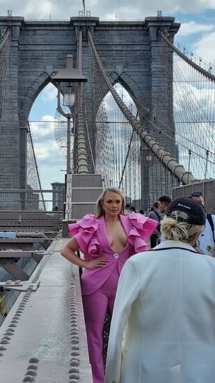 Ein Plus-Size-Model präsentiert sich im rosa Kleid und tiefem Dekoltée und ein paar Obdachlose schimpfen und philosophieren im Drogenrausch laut vor sich hin. 
Verrückt das alles hier!