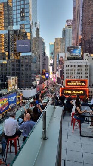 Ausruhen auf der Rooftop Bar